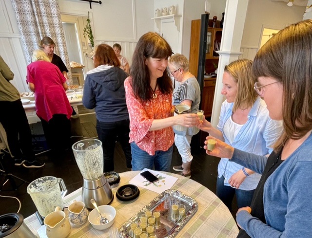 Fika och smoothie-provning på ett event.